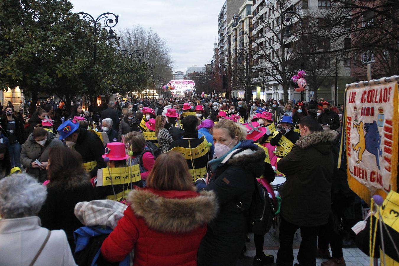 Disfraces de todos los estilos y todos los colores, chocolatadas, ritmo bajo las batutas... Los barrios gijoneses reviven su carnaval con alegría a través de múltiples actividades para los más pequeños y grandes. Después de unos meses de restricciones y un Carnaval pasado que apenas pudo celebrarse, las ganas de Antroxu se dejaron notar esta tarde en el centro de la ciudad. Horas antes de que diese comienzo en el teatro Jovellanos la gran cita del Carnaval: el concurso de charangas, miles de personas llenaron la zona y disfrutaron del buen tiempo en las terrazas y en el paseo de Begoña. 