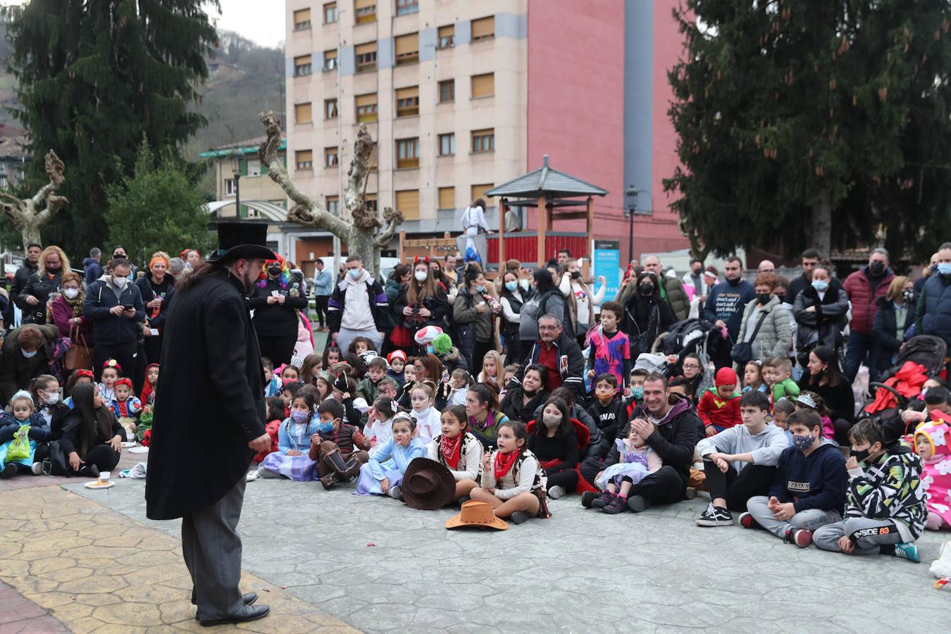 El parque de Ciaño, en Langreo, registró multitud de niños que no dejaron de sonreír y disfrutar en una jornada carnavalesca con magia y chocolate incluido.