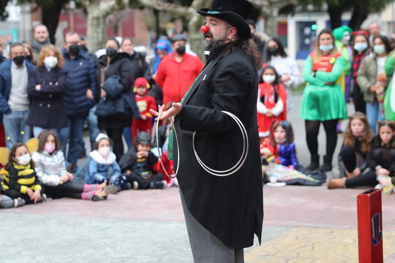 El parque de Ciaño, en Langreo, registró multitud de niños que no dejaron de sonreír y disfrutar en una jornada carnavalesca con magia y chocolate incluido.