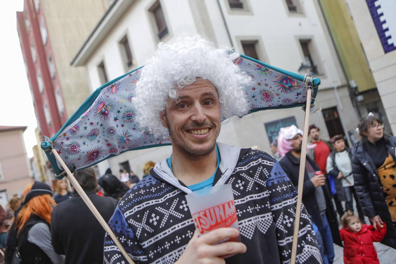 Disfraces de todos los estilos y todos los colores, chocolatadas, ritmo bajo las batutas... Los barrios gijoneses reviven su carnaval con alegría a través de múltiples actividades para los más pequeños y grandes.