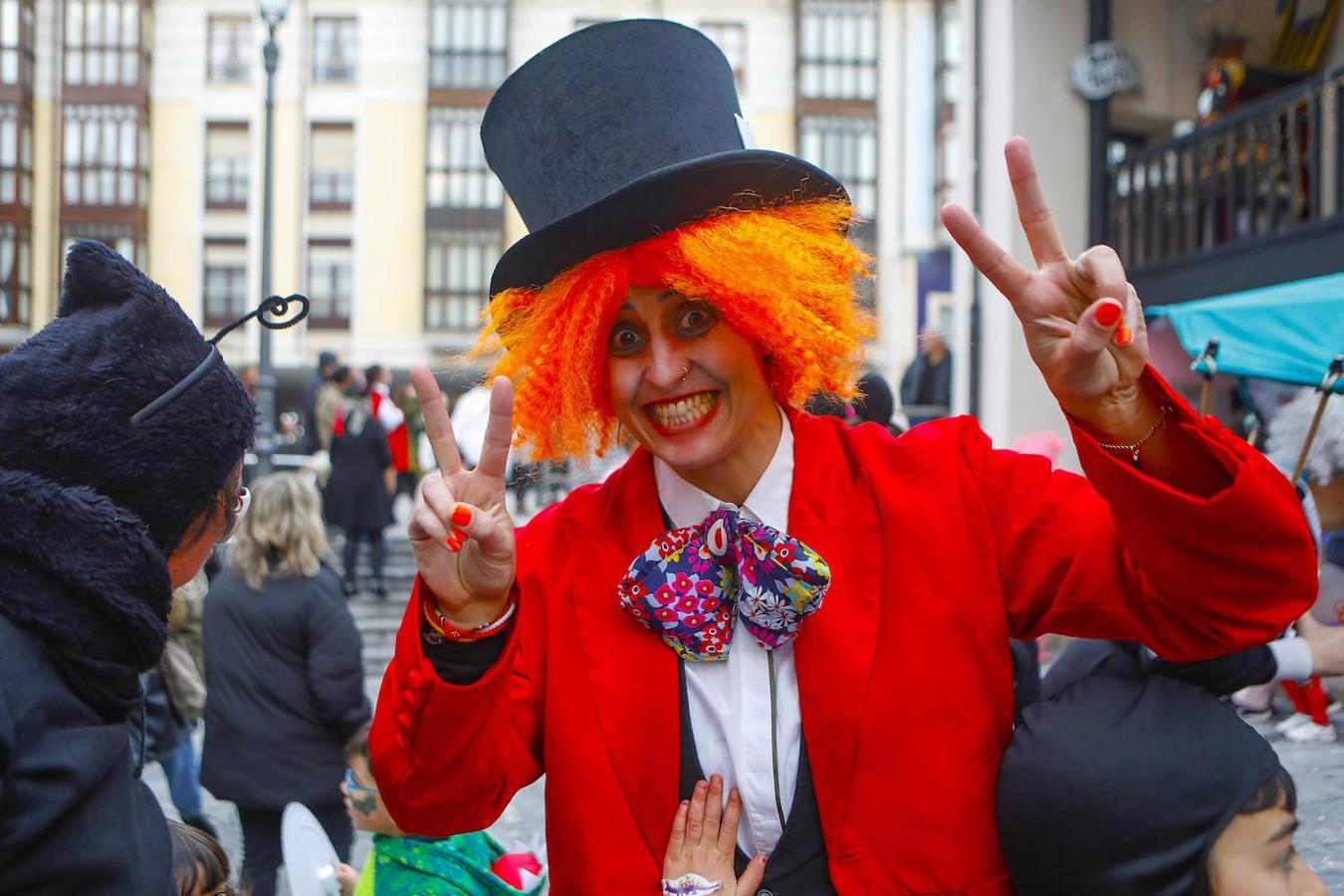 Disfraces de todos los estilos y todos los colores, chocolatadas, ritmo bajo las batutas... Los barrios gijoneses reviven su carnaval con alegría a través de múltiples actividades para los más pequeños y grandes.