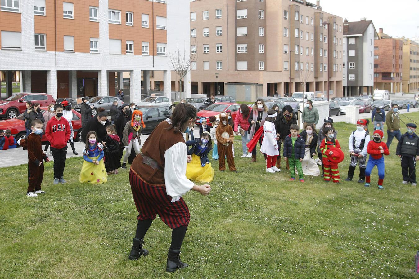 Disfraces de todos los estilos y todos los colores, chocolatadas, ritmo bajo las batutas... Los barrios gijoneses reviven su carnaval con alegría a través de múltiples actividades para los más pequeños y grandes.