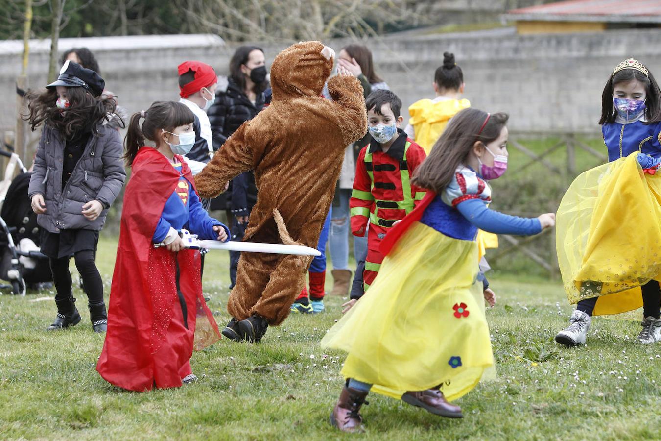 Disfraces de todos los estilos y todos los colores, chocolatadas, ritmo bajo las batutas... Los barrios gijoneses reviven su carnaval con alegría a través de múltiples actividades para los más pequeños y grandes.