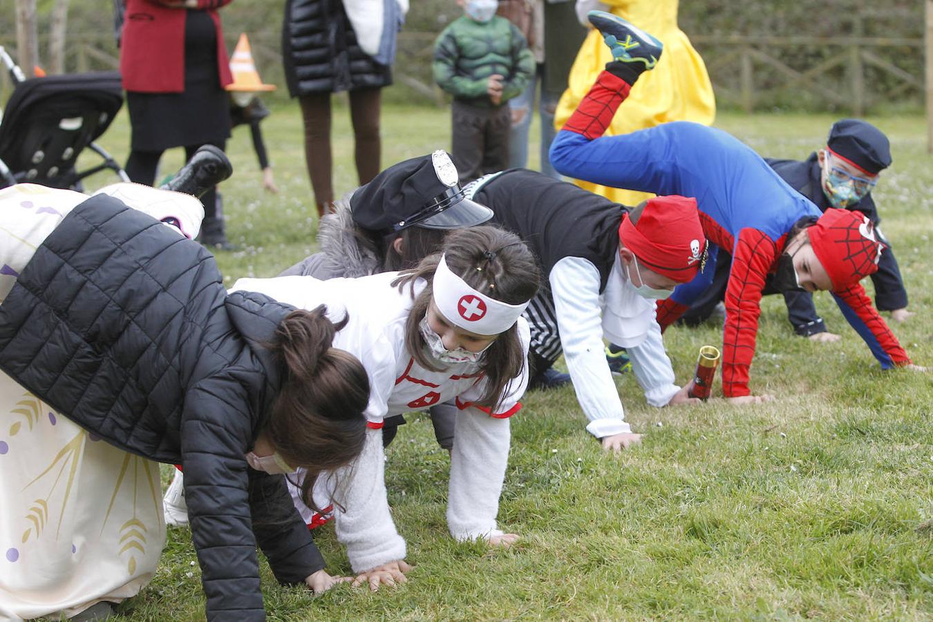 Disfraces de todos los estilos y todos los colores, chocolatadas, ritmo bajo las batutas... Los barrios gijoneses reviven su carnaval con alegría a través de múltiples actividades para los más pequeños y grandes.