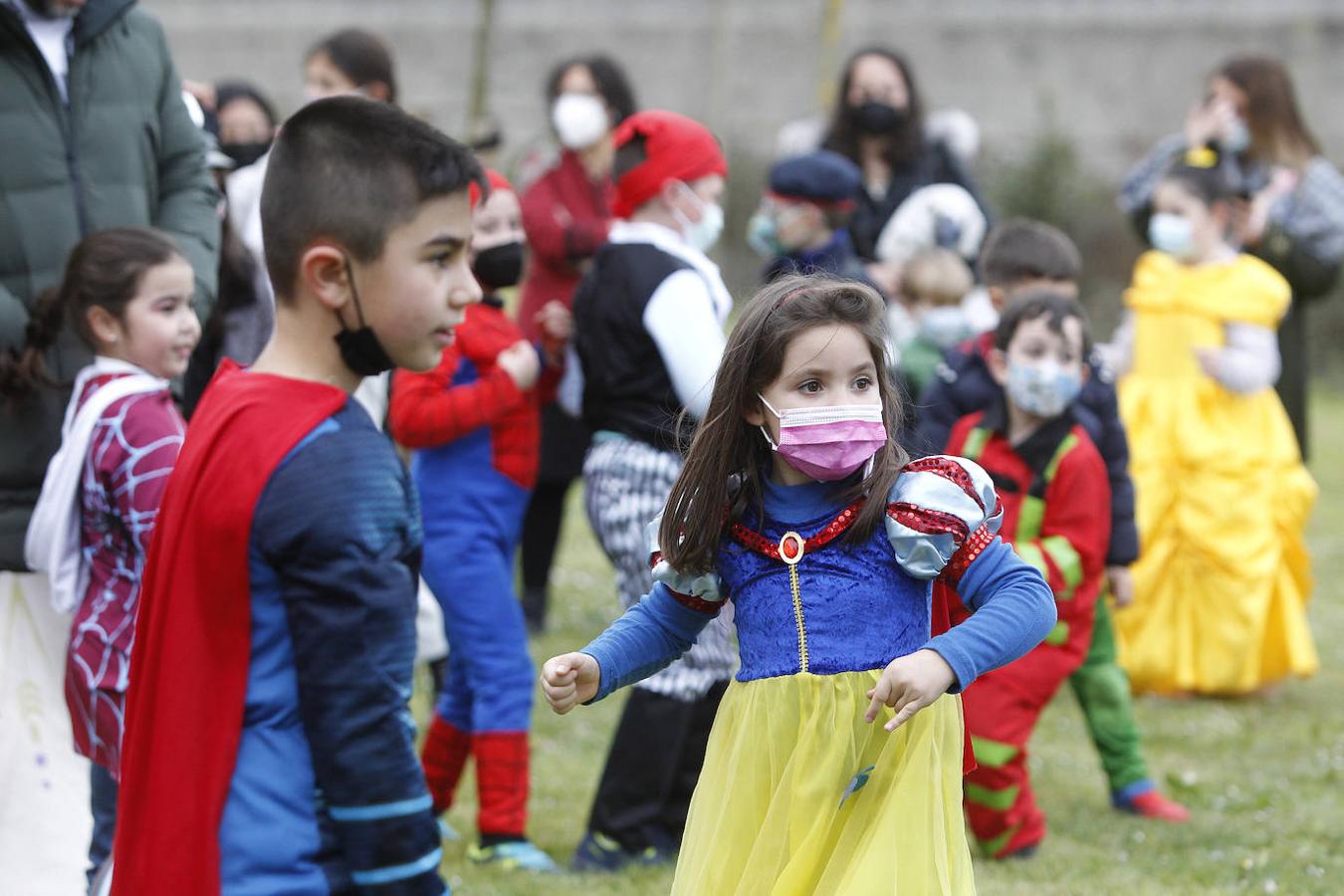 Disfraces de todos los estilos y todos los colores, chocolatadas, ritmo bajo las batutas... Los barrios gijoneses reviven su carnaval con alegría a través de múltiples actividades para los más pequeños y grandes.