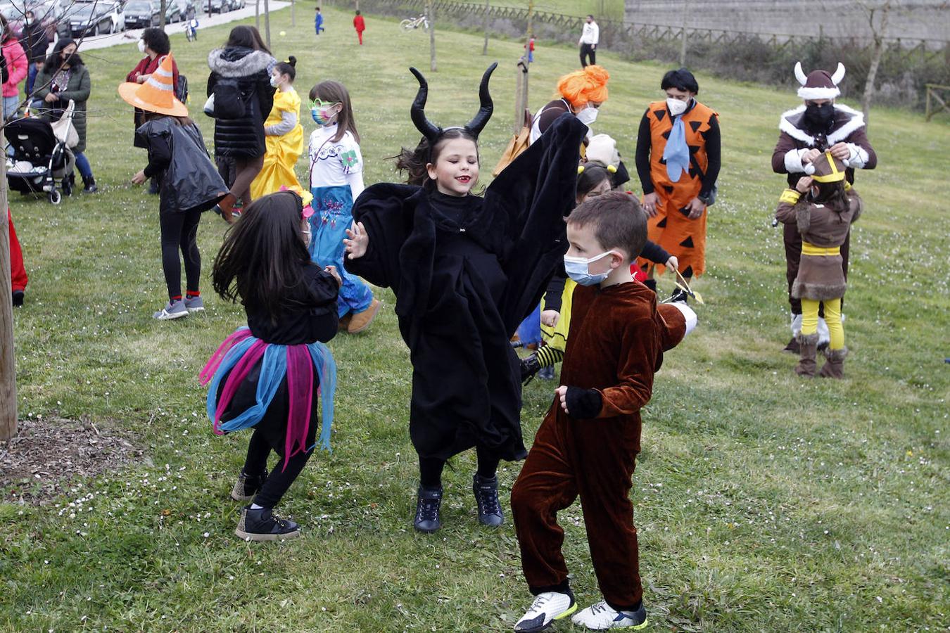 Disfraces de todos los estilos y todos los colores, chocolatadas, ritmo bajo las batutas... Los barrios gijoneses reviven su carnaval con alegría a través de múltiples actividades para los más pequeños y grandes.