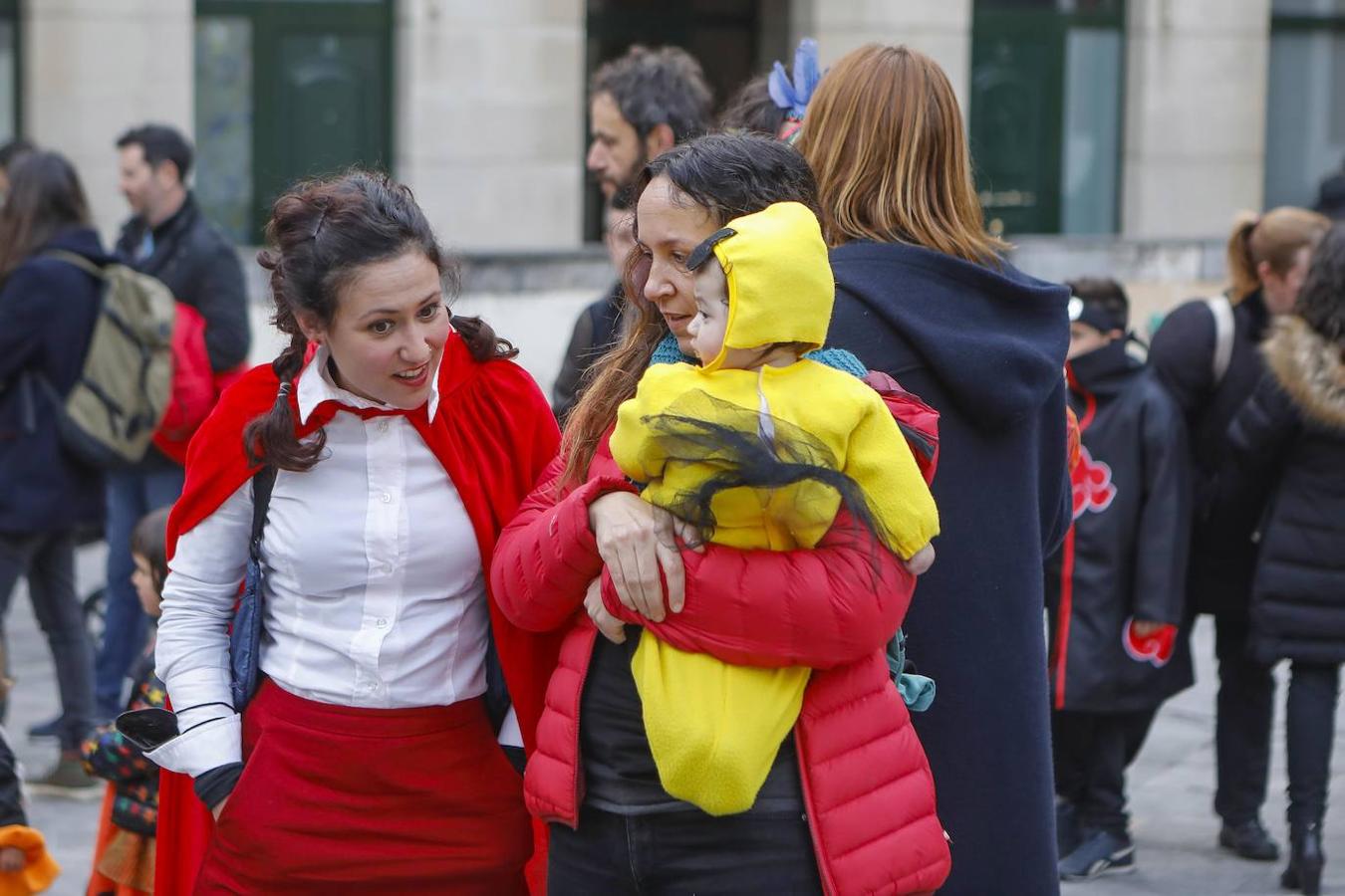 Disfraces de todos los estilos y todos los colores, chocolatadas, ritmo bajo las batutas... Los barrios gijoneses reviven su carnaval con alegría a través de múltiples actividades para los más pequeños y grandes.