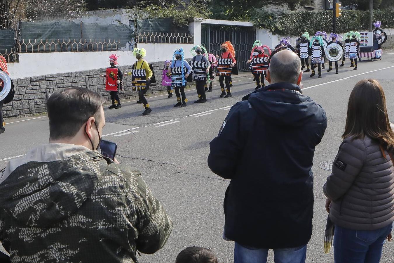 Este sábado, jornada de Antroxu, la charanga Kopa de Vino calentó los motores y sus baquetas para dar ritmo al barrio de Contrueces y así animar a los vecinos a celebrar el carnaval.