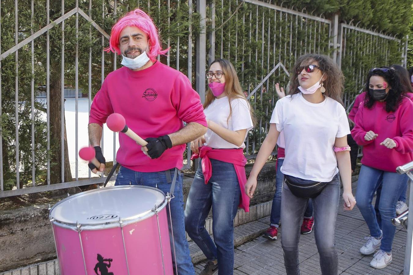 Este sábado, jornada de Antroxu, la charanga Kopa de Vino calentó los motores y sus baquetas para dar ritmo al barrio de Contrueces y así animar a los vecinos a celebrar el carnaval.