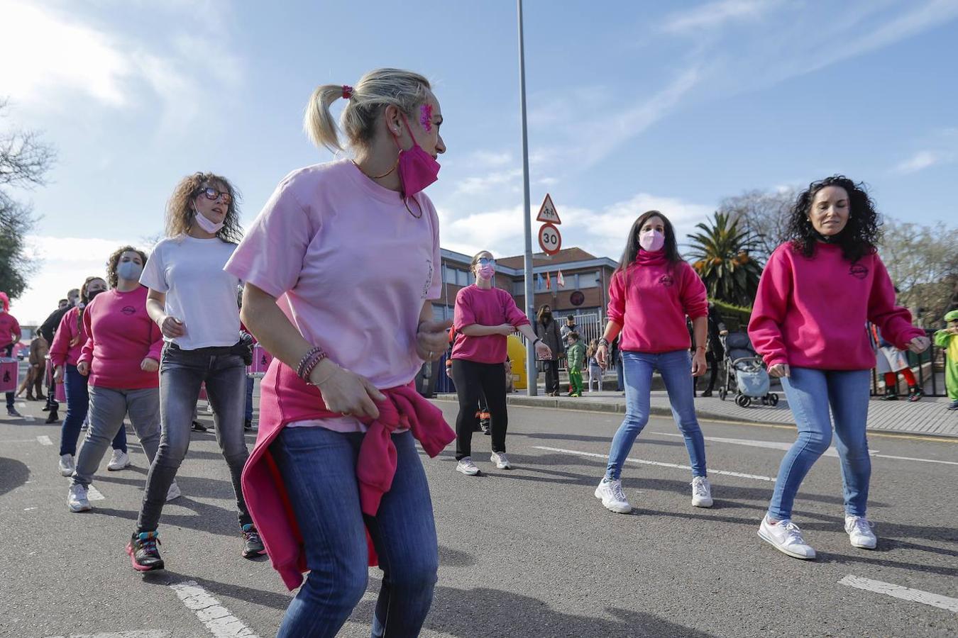 Este sábado, jornada de Antroxu, la charanga Kopa de Vino calentó los motores y sus baquetas para dar ritmo al barrio de Contrueces y así animar a los vecinos a celebrar el carnaval.