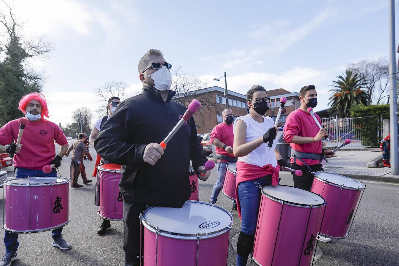 Este sábado, jornada de Antroxu, la charanga Kopa de Vino calentó los motores y sus baquetas para dar ritmo al barrio de Contrueces y así animar a los vecinos a celebrar el carnaval.