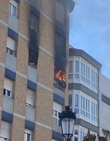 Imagen secundaria 2 - Seis personas heridas en un incendio urbano en Candás
