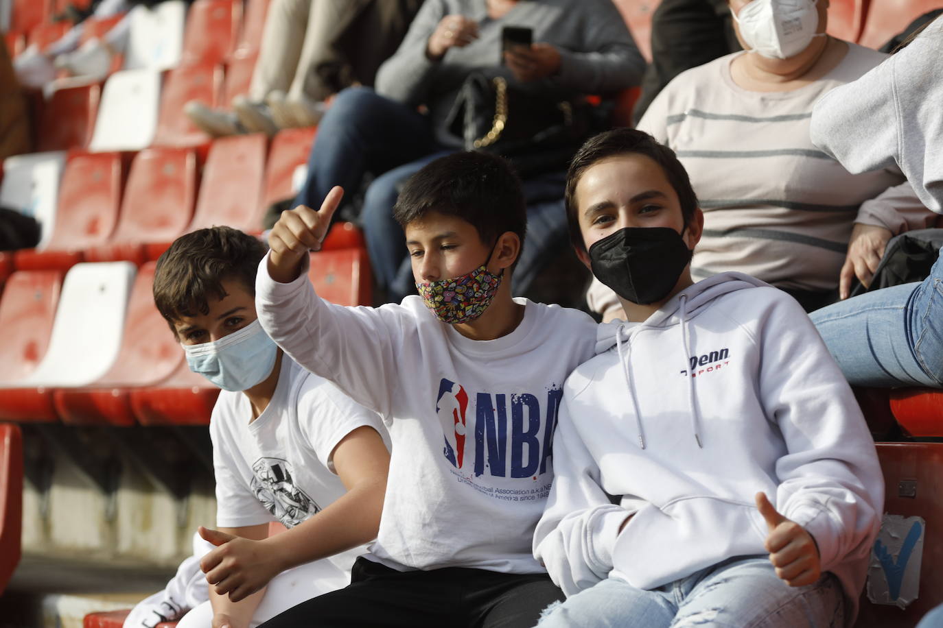 Fotos: ¿Estuviste en el Sporting - Zaragoza? ¡Búscate!