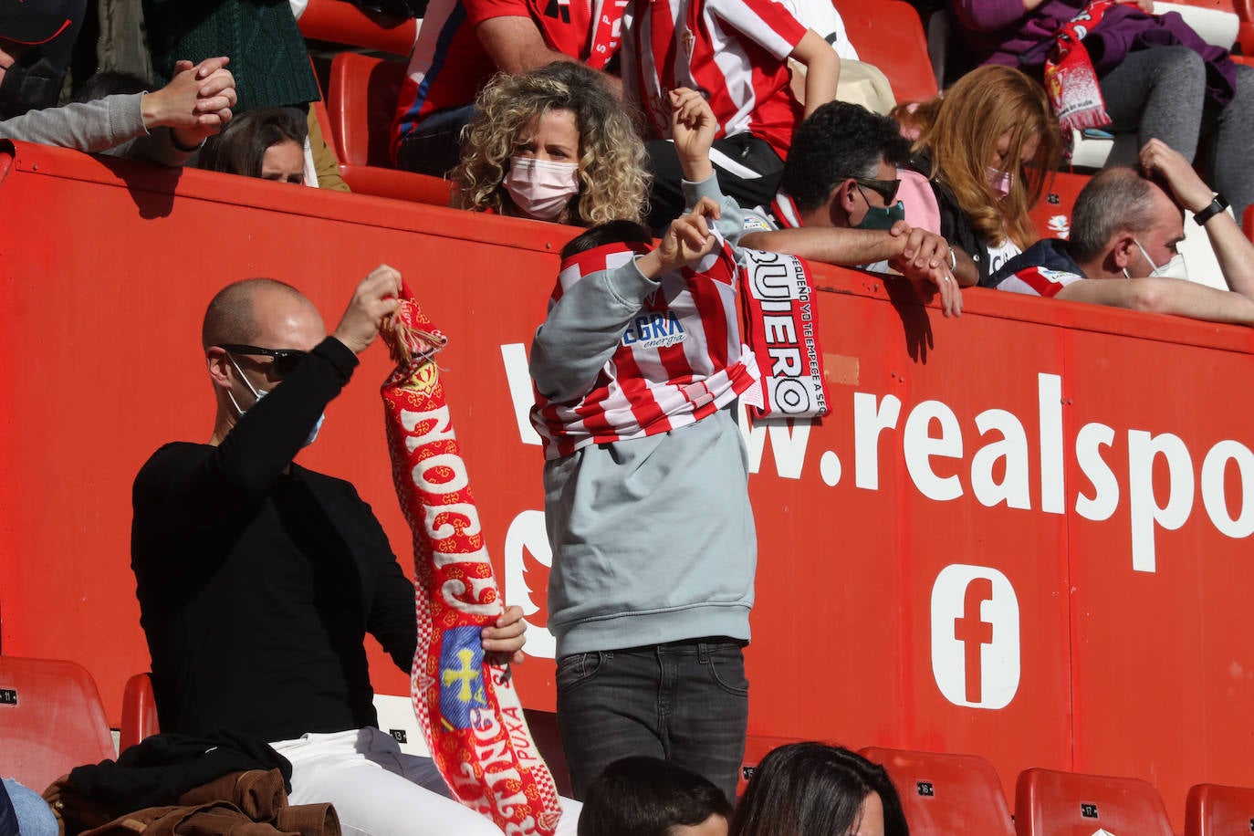 Fotos: ¿Estuviste en el Sporting - Zaragoza? ¡Búscate!