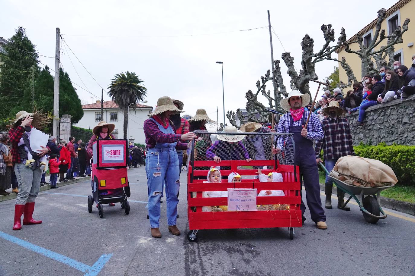 Por las calles de la villa desfilaron medio millar de personas y grupos llegados desde Santander hasta Tapia.