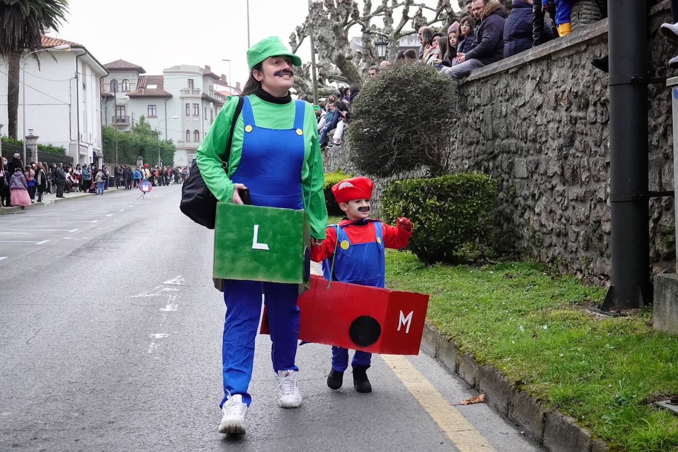 Por las calles de la villa desfilaron medio millar de personas y grupos llegados desde Santander hasta Tapia.