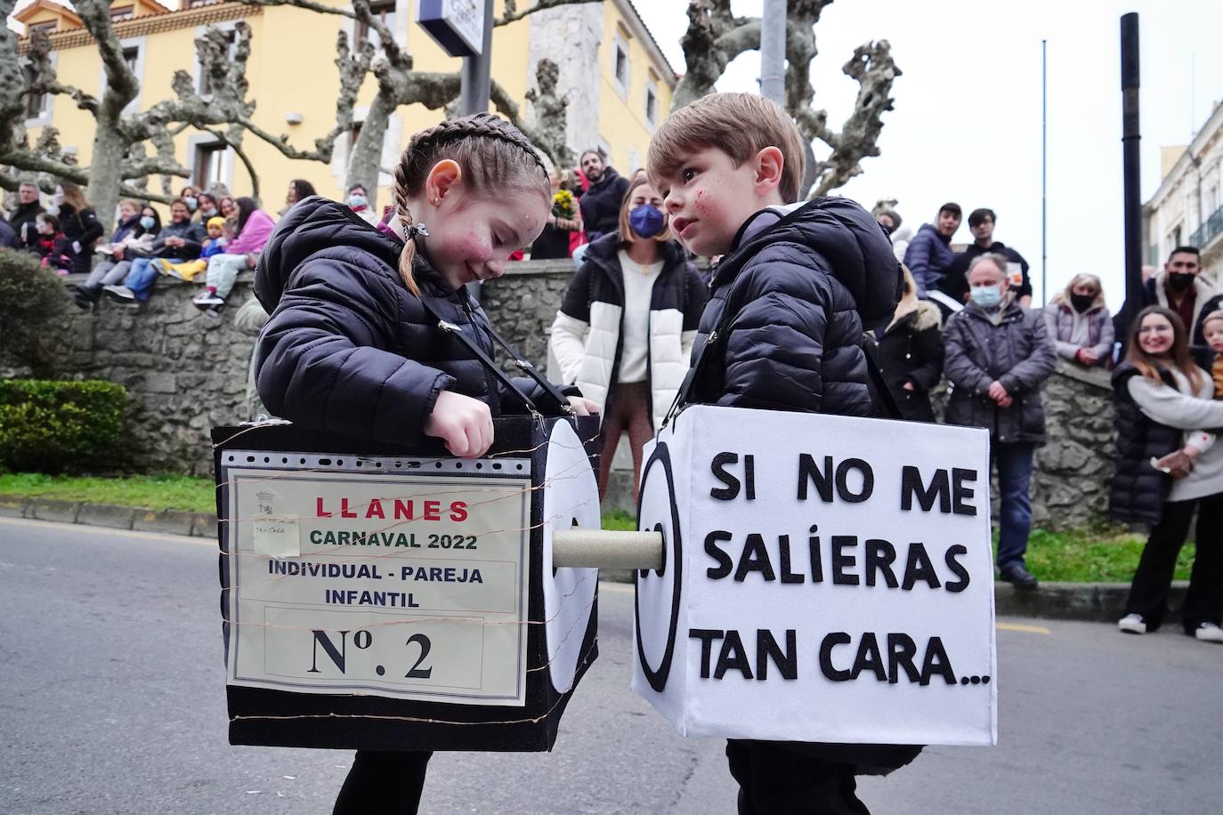 Por las calles de la villa desfilaron medio millar de personas y grupos llegados desde Santander hasta Tapia.