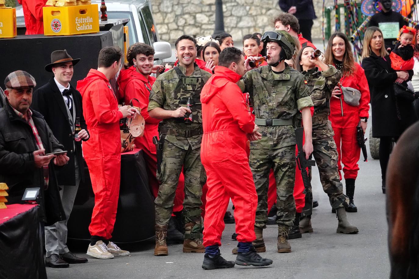 Por las calles de la villa desfilaron medio millar de personas y grupos llegados desde Santander hasta Tapia.