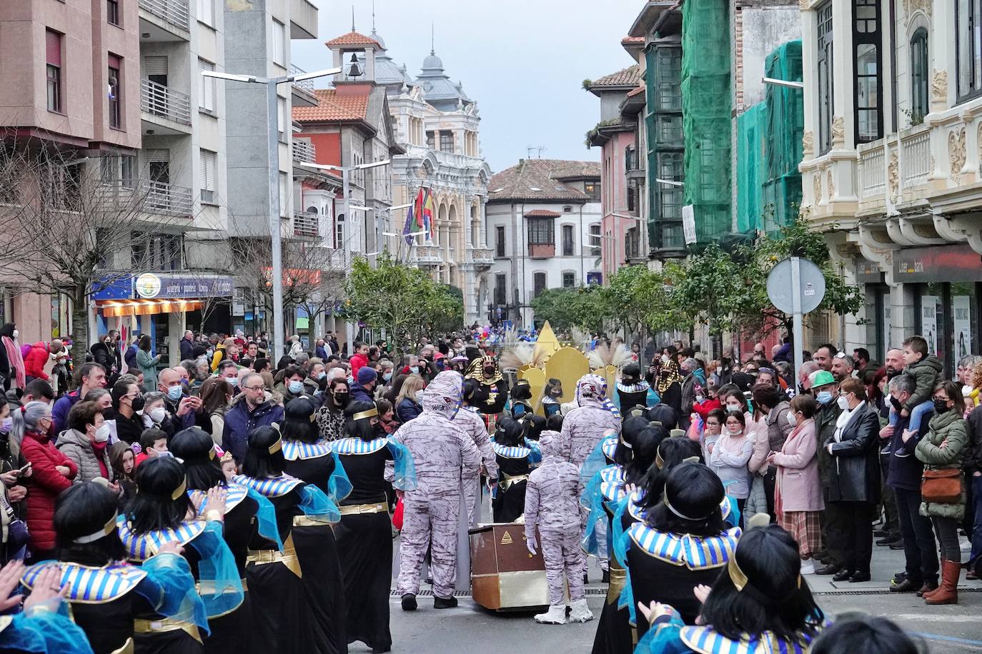 Por las calles de la villa desfilaron medio millar de personas y grupos llegados desde Santander hasta Tapia.