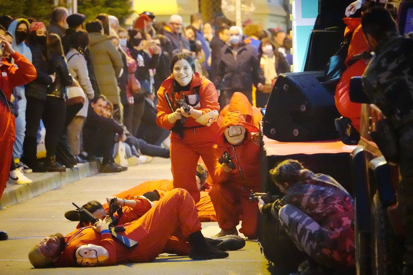 Por las calles de la villa desfilaron medio millar de personas y grupos llegados desde Santander hasta Tapia.