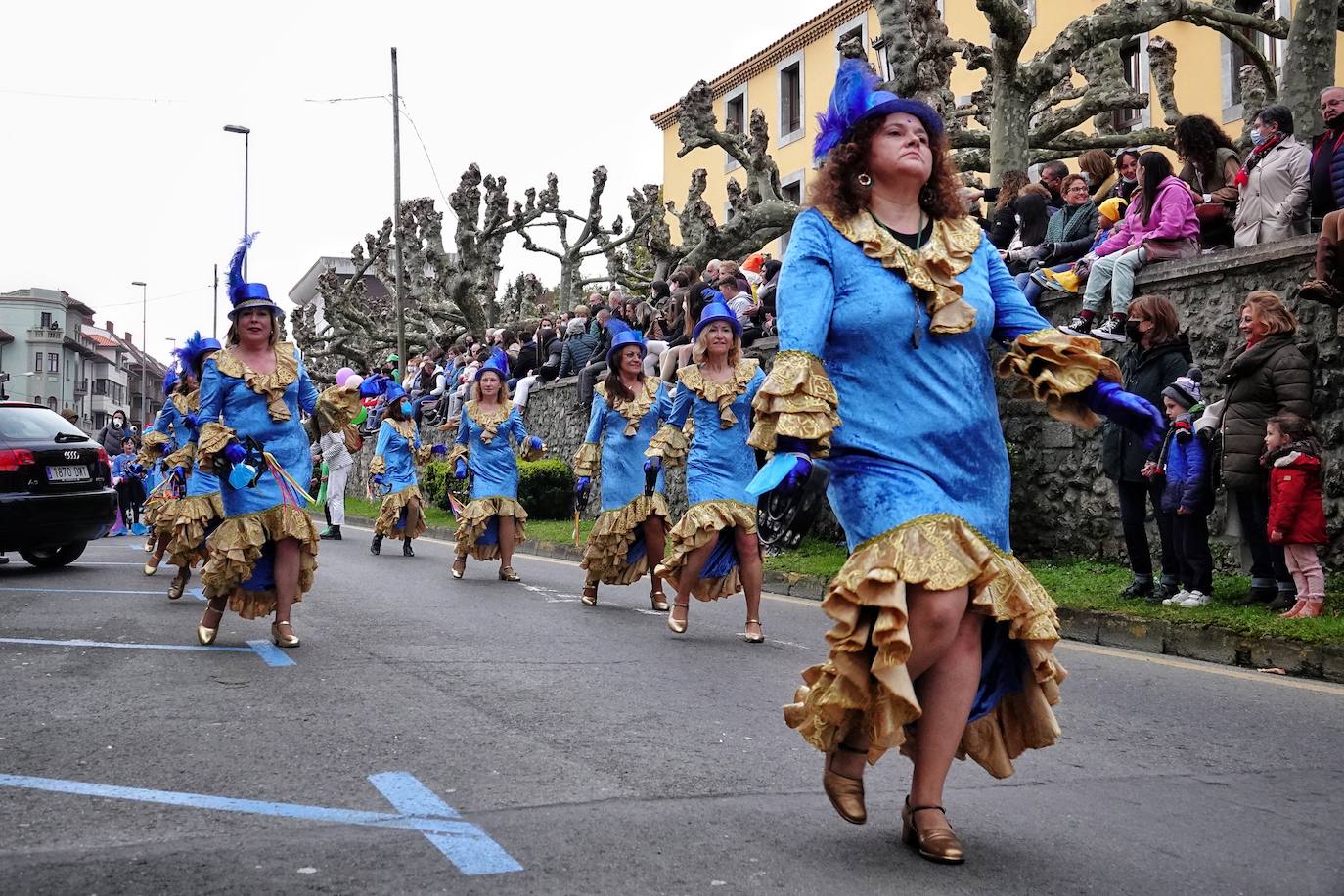 Por las calles de la villa desfilaron medio millar de personas y grupos llegados desde Santander hasta Tapia.