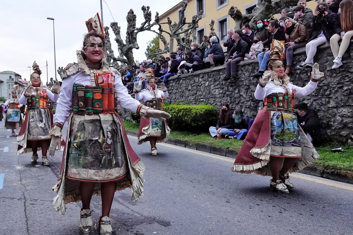 Por las calles de la villa desfilaron medio millar de personas y grupos llegados desde Santander hasta Tapia.