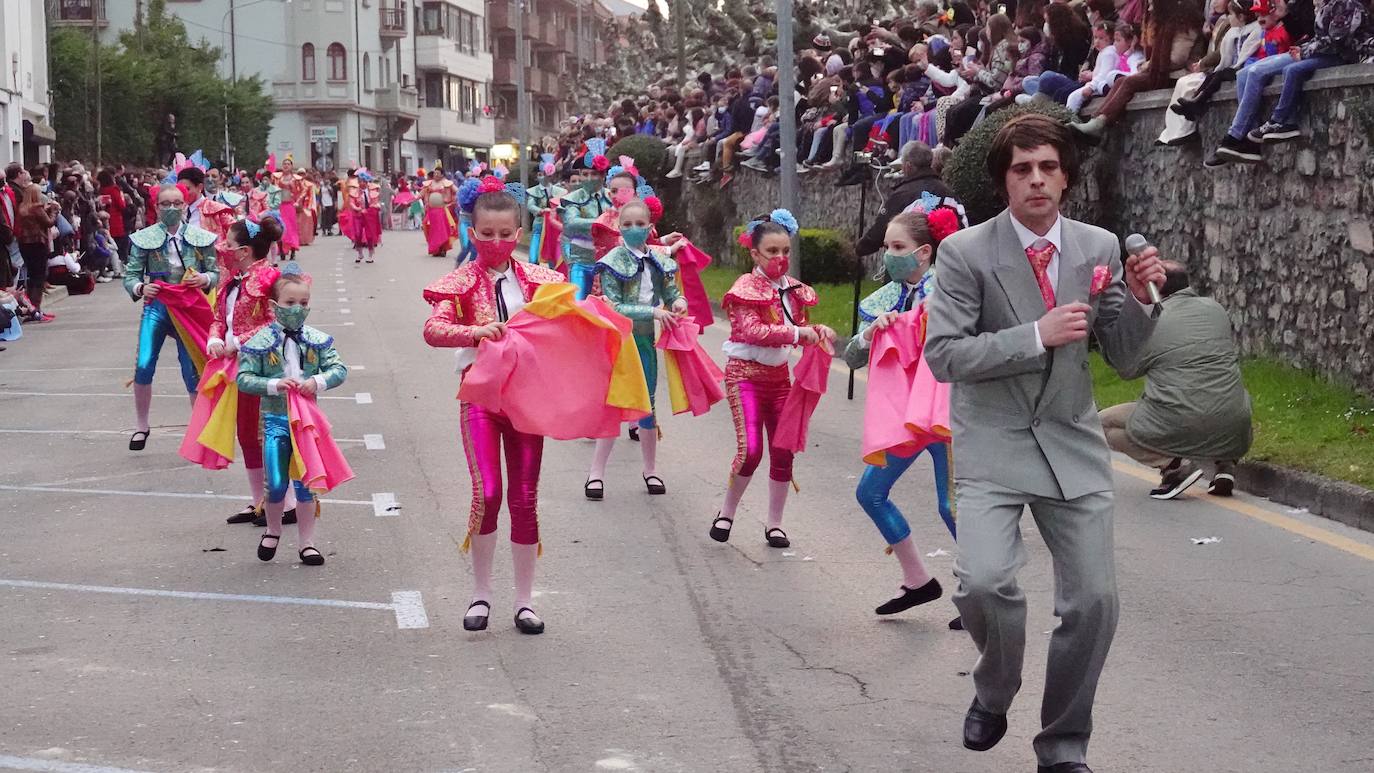 Por las calles de la villa desfilaron medio millar de personas y grupos llegados desde Santander hasta Tapia.