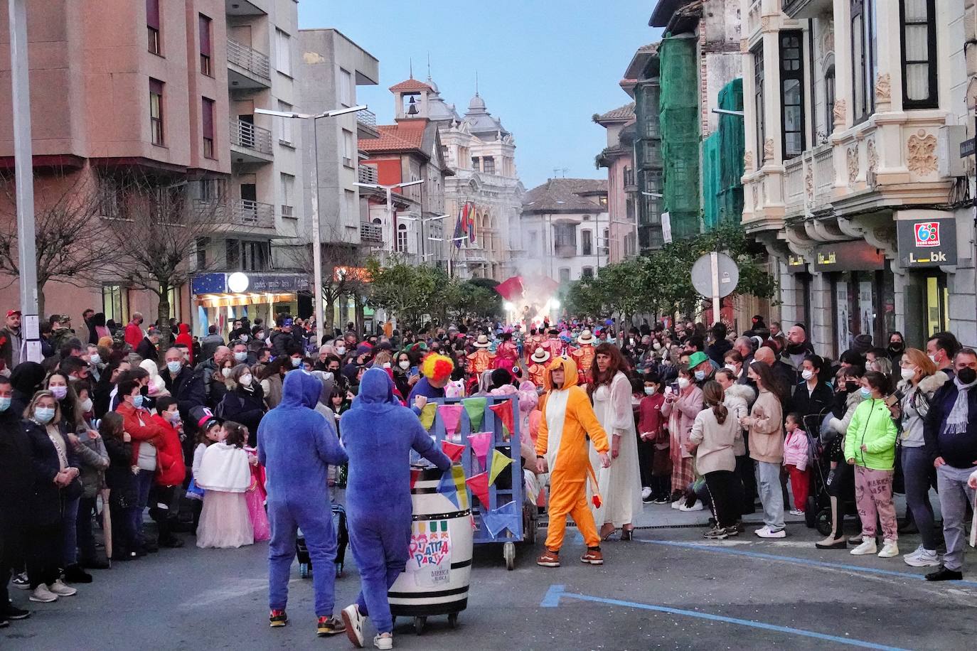 Por las calles de la villa desfilaron medio millar de personas y grupos llegados desde Santander hasta Tapia.