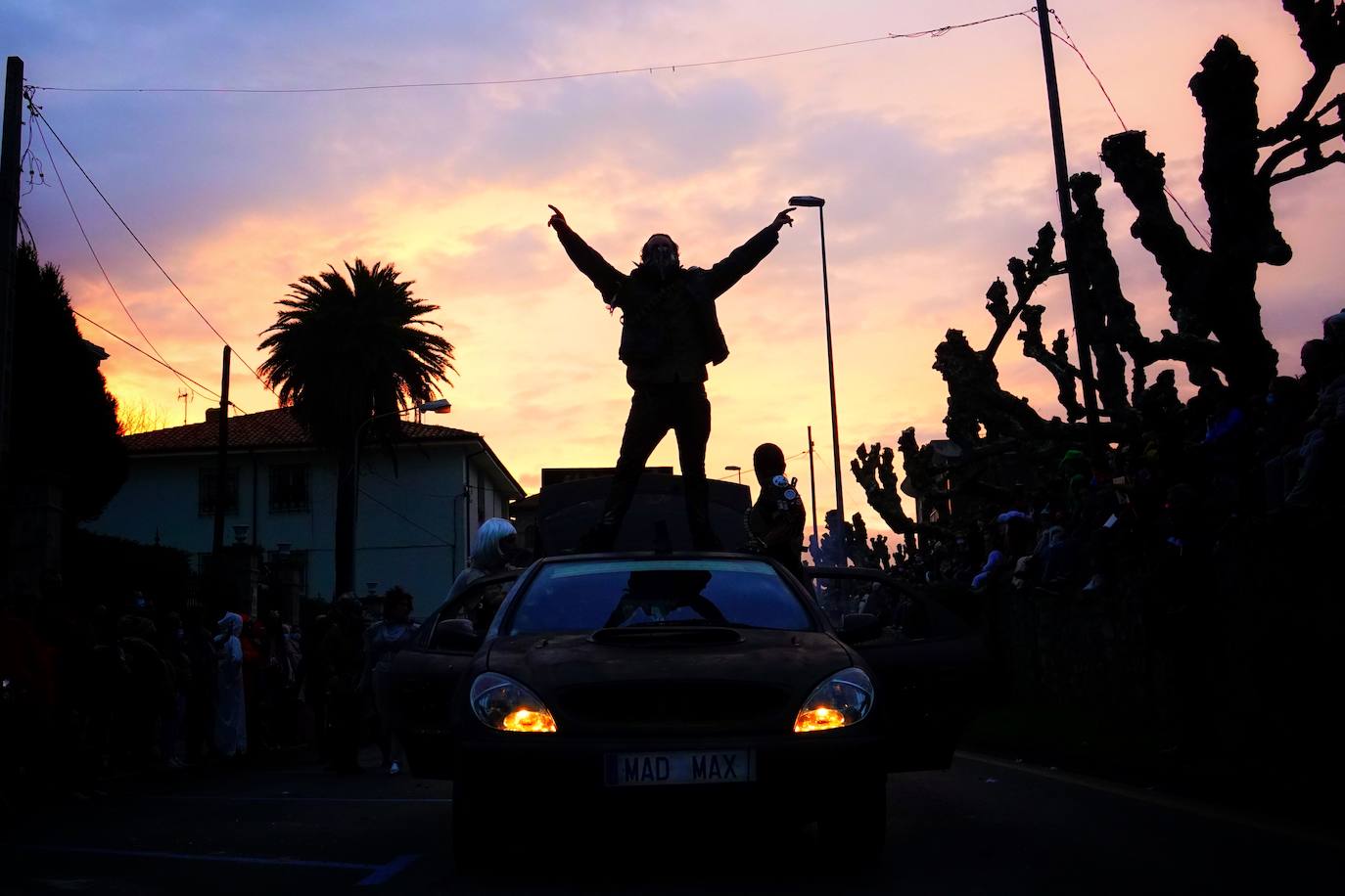 Por las calles de la villa desfilaron medio millar de personas y grupos llegados desde Santander hasta Tapia.