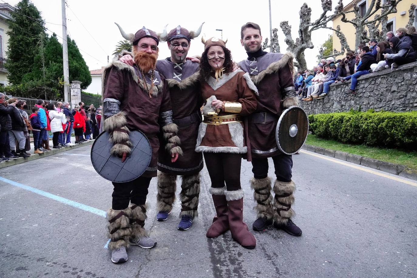 Por las calles de la villa desfilaron medio millar de personas y grupos llegados desde Santander hasta Tapia.