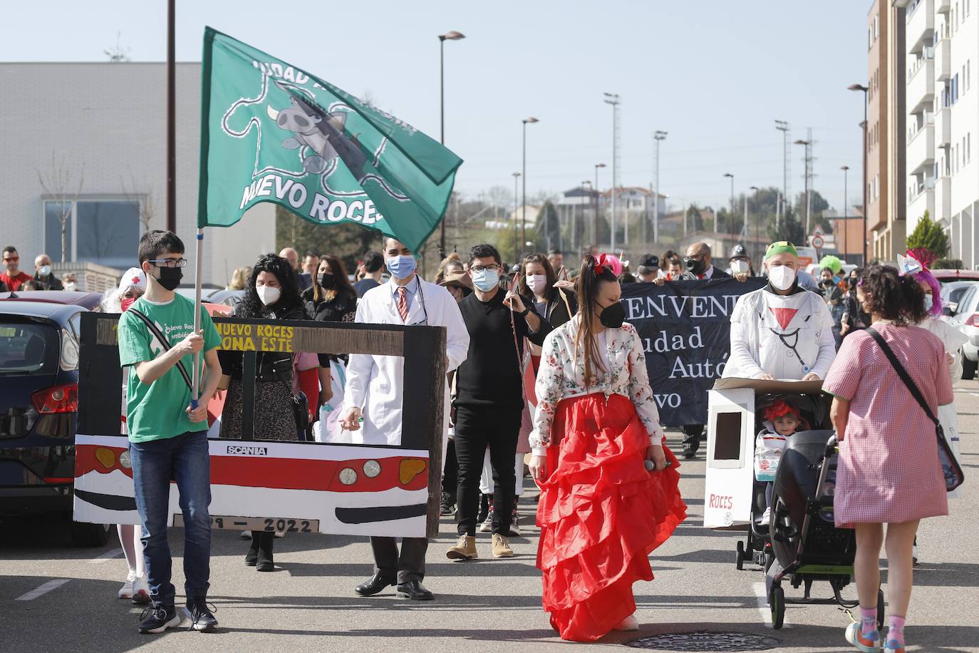 Decenas de vecinos del barrio participan en un Antroxu reivindicativo durante el que proclamaron temporalmente como ciudad autónoma