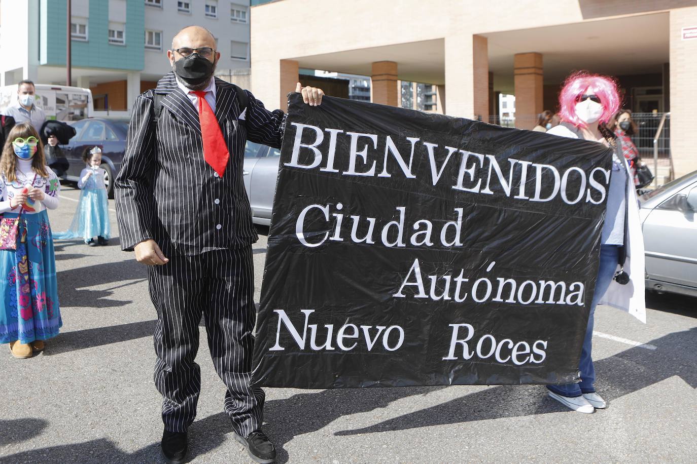 Decenas de vecinos del barrio participan en un Antroxu reivindicativo durante el que proclamaron temporalmente como ciudad autónoma