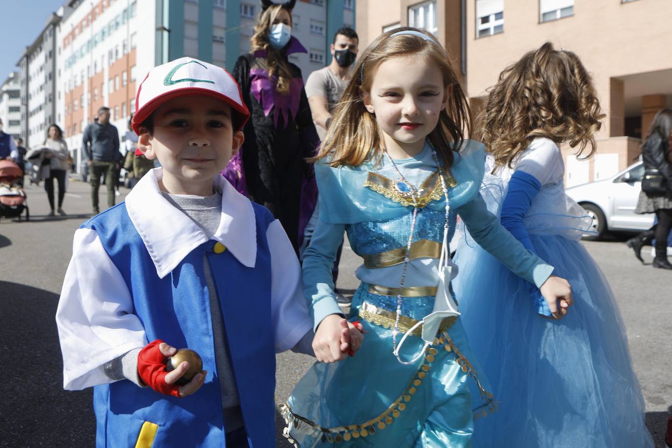 Decenas de vecinos del barrio participan en un Antroxu reivindicativo durante el que proclamaron temporalmente como ciudad autónoma