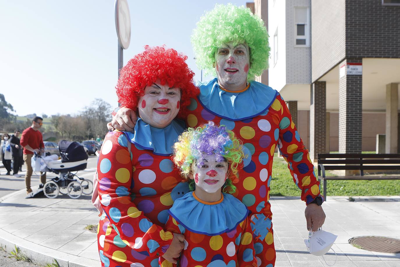 Decenas de vecinos del barrio participan en un Antroxu reivindicativo durante el que proclamaron temporalmente como ciudad autónoma