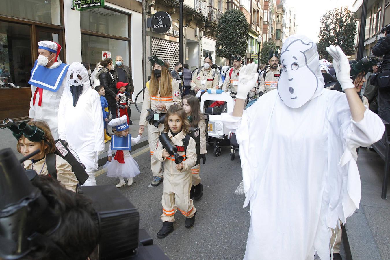 Fotos: Un pasacalles de &#039;pequeños héroes&#039; por las calles de Gijón