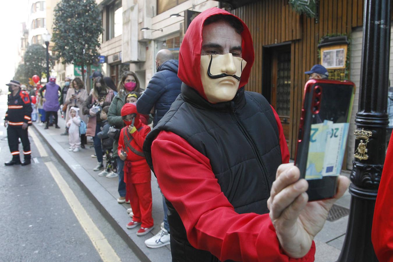 Fotos: Un pasacalles de &#039;pequeños héroes&#039; por las calles de Gijón