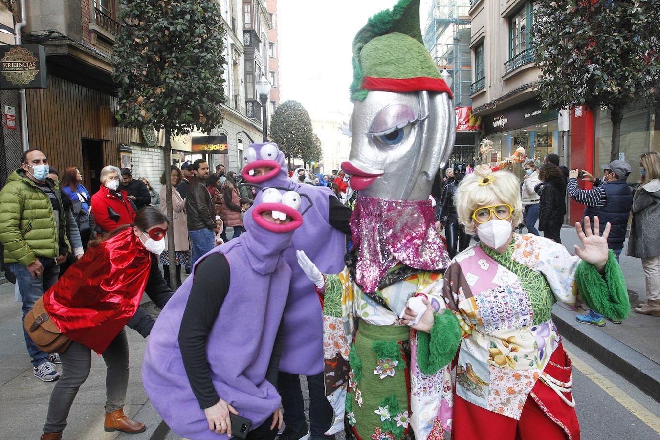 Fotos: Un pasacalles de &#039;pequeños héroes&#039; por las calles de Gijón