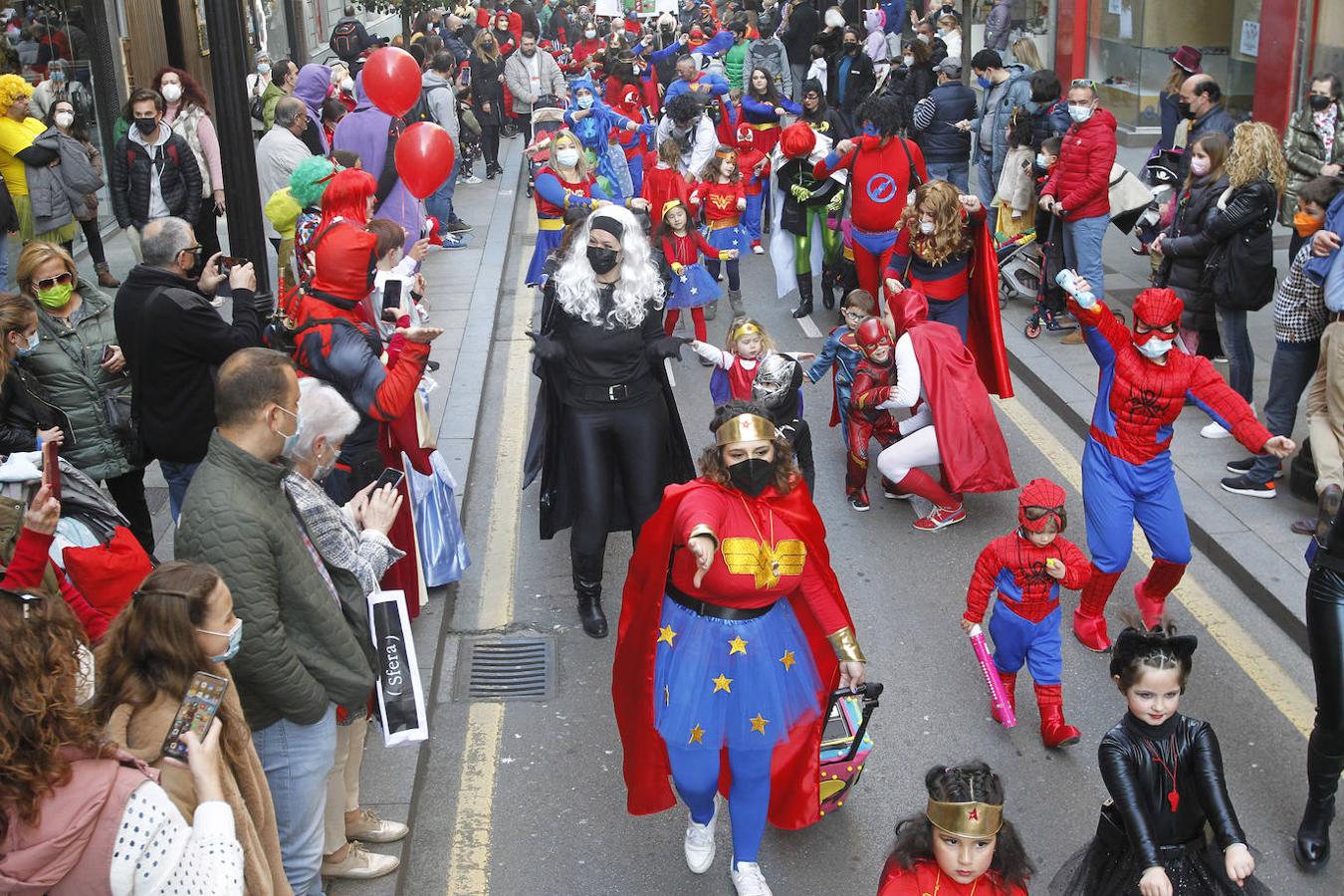 Fotos: Un pasacalles de &#039;pequeños héroes&#039; por las calles de Gijón