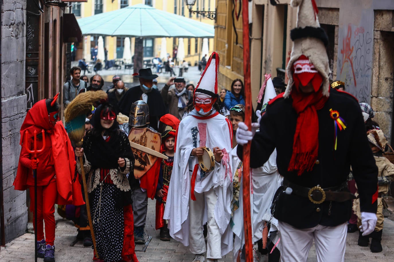 Con el cántico de «Arriba los Mazcaritos, abajos los aburridos', los un grupo de niños, disfrazados para la ocasión, celebra el Antroxu infantil y consiguen todo un botín de chuches