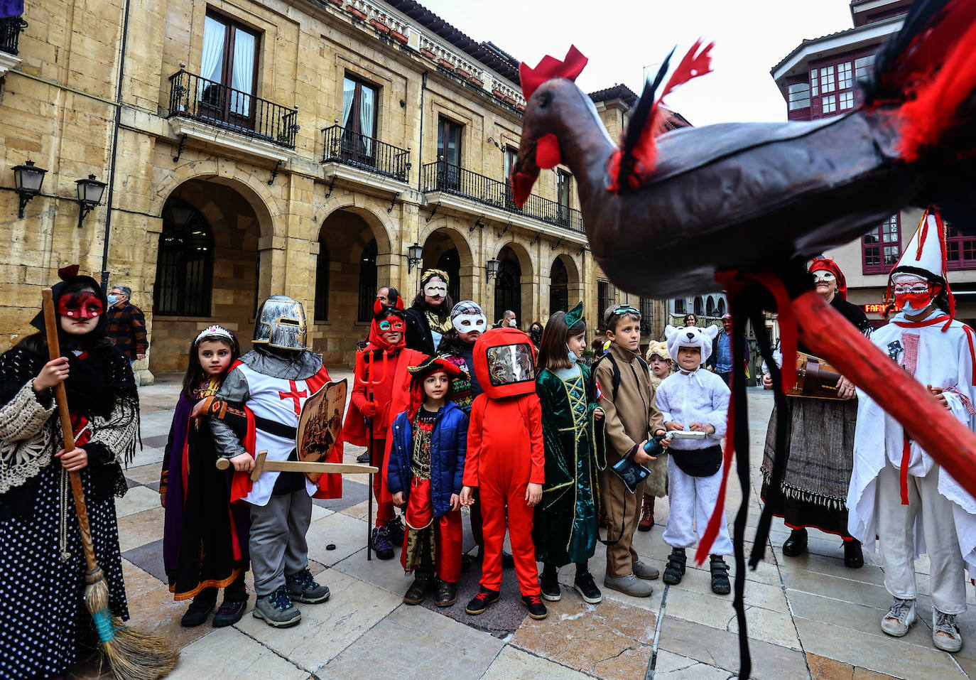 Con el cántico de «Arriba los Mazcaritos, abajos los aburridos', los un grupo de niños, disfrazados para la ocasión, celebra el Antroxu infantil y consiguen todo un botín de chuches