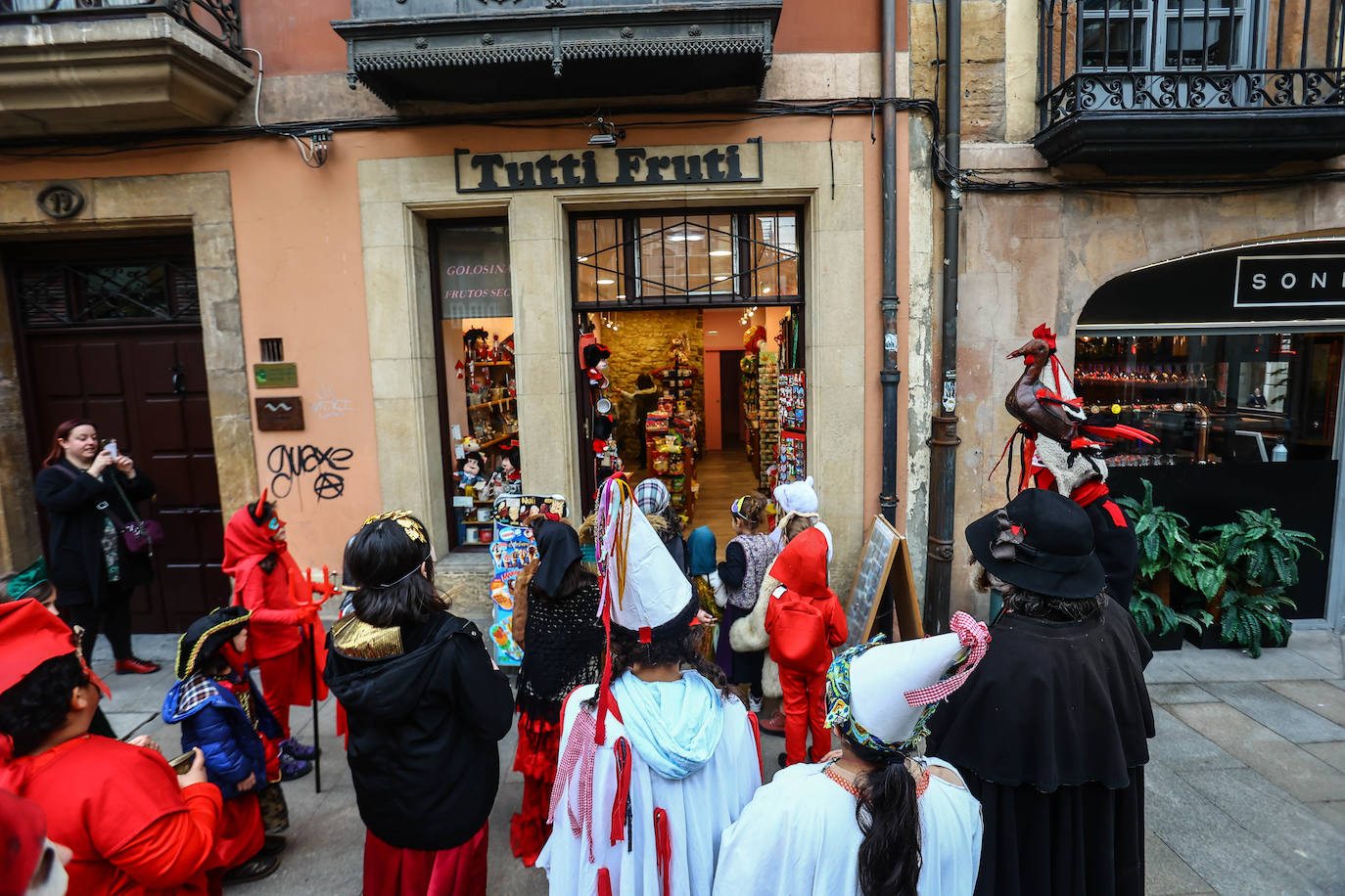 Con el cántico de «Arriba los Mazcaritos, abajos los aburridos', los un grupo de niños, disfrazados para la ocasión, celebra el Antroxu infantil y consiguen todo un botín de chuches