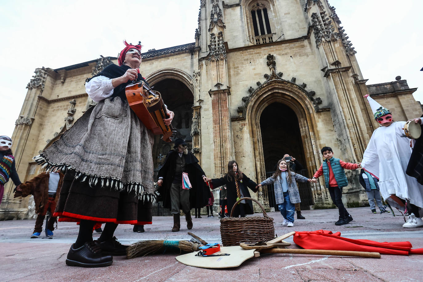 Con el cántico de «Arriba los Mazcaritos, abajos los aburridos', los un grupo de niños, disfrazados para la ocasión, celebra el Antroxu infantil y consiguen todo un botín de chuches