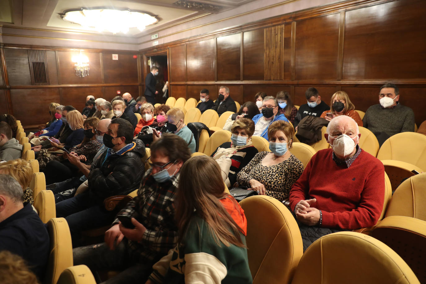 El público se entregó a las seis charangas que participaron ayer en el tradicional concurso en el Jovellanos. La Sardina bajó al escenario para bailar la 'Conga de Covadonga'