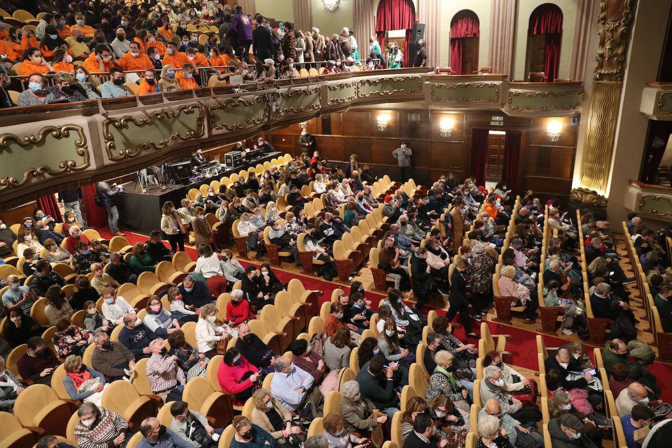 El público se entregó a las seis charangas que participaron ayer en el tradicional concurso en el Jovellanos. La Sardina bajó al escenario para bailar la 'Conga de Covadonga'