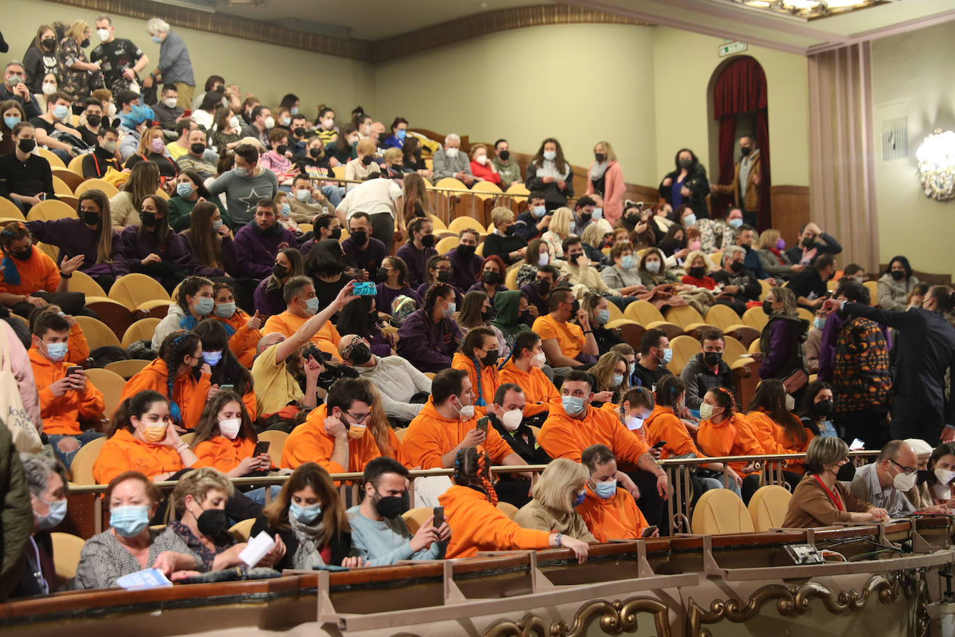 El público se entregó a las seis charangas que participaron ayer en el tradicional concurso en el Jovellanos. La Sardina bajó al escenario para bailar la 'Conga de Covadonga'