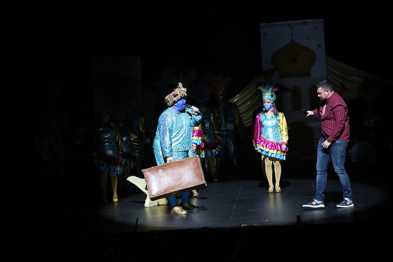 El público se entregó a las seis charangas que participaron ayer en el tradicional concurso en el Jovellanos. La Sardina bajó al escenario para bailar la 'Conga de Covadonga'