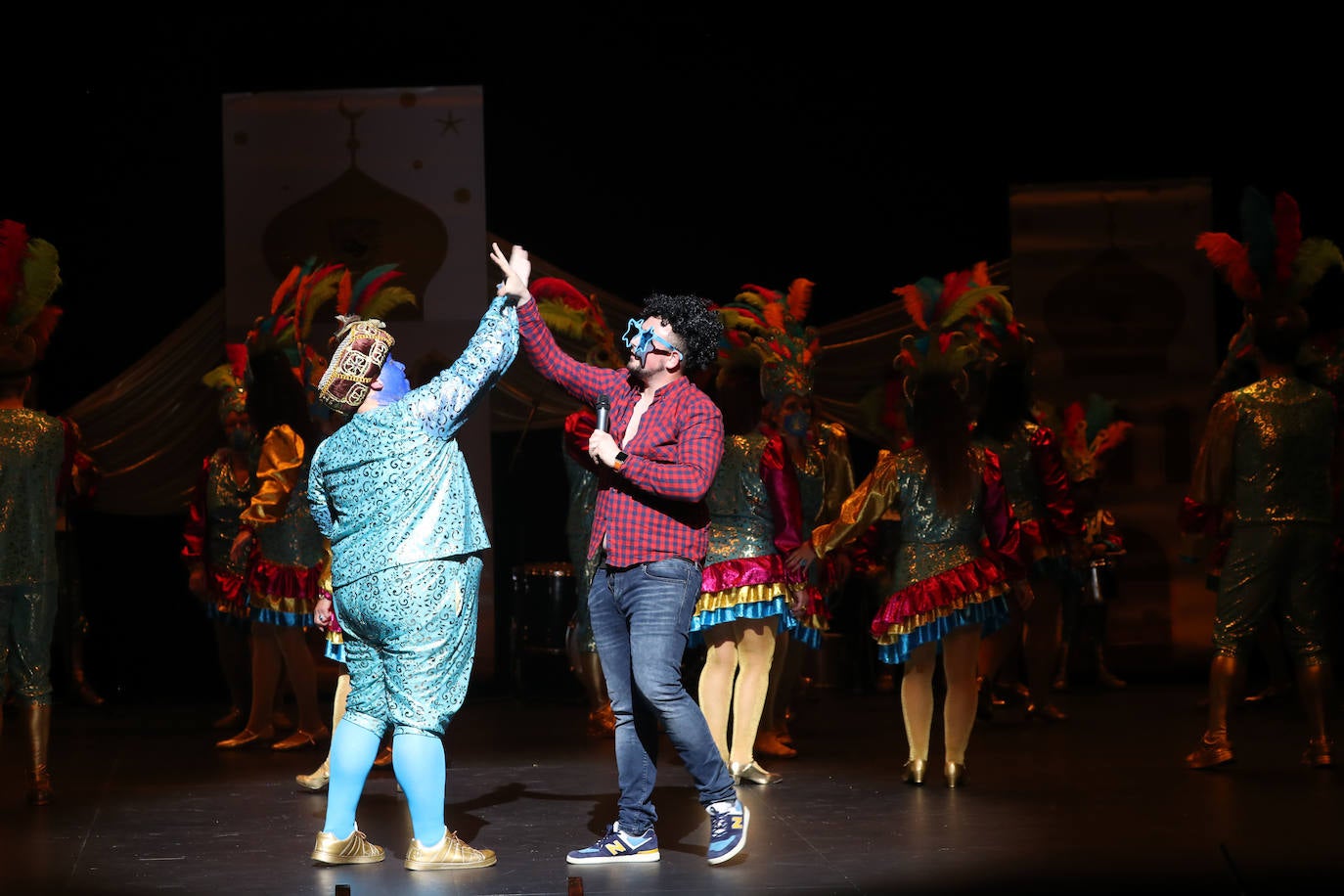El público se entregó a las seis charangas que participaron ayer en el tradicional concurso en el Jovellanos. La Sardina bajó al escenario para bailar la 'Conga de Covadonga'
