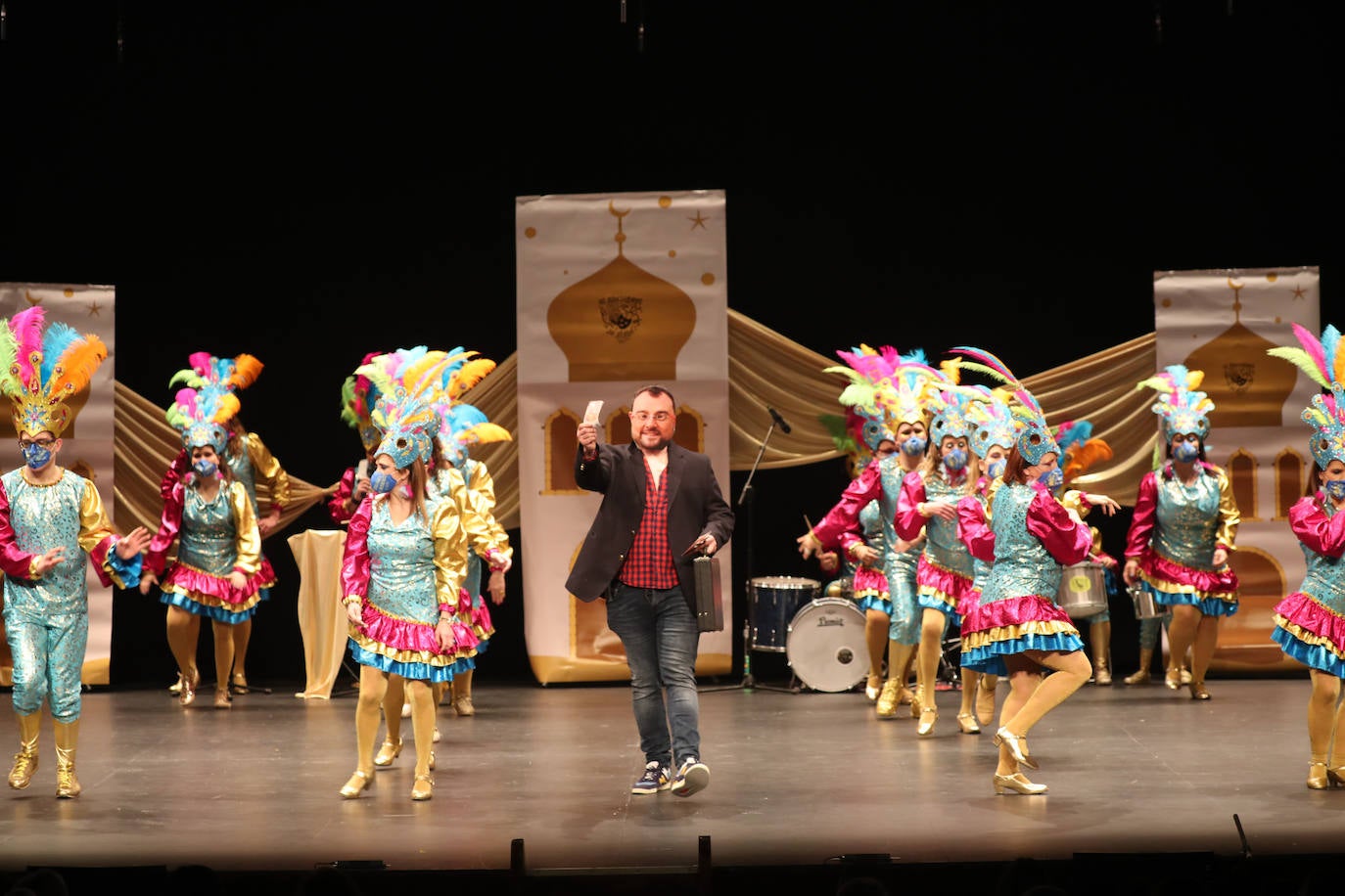 El público se entregó a las seis charangas que participaron ayer en el tradicional concurso en el Jovellanos. La Sardina bajó al escenario para bailar la 'Conga de Covadonga'