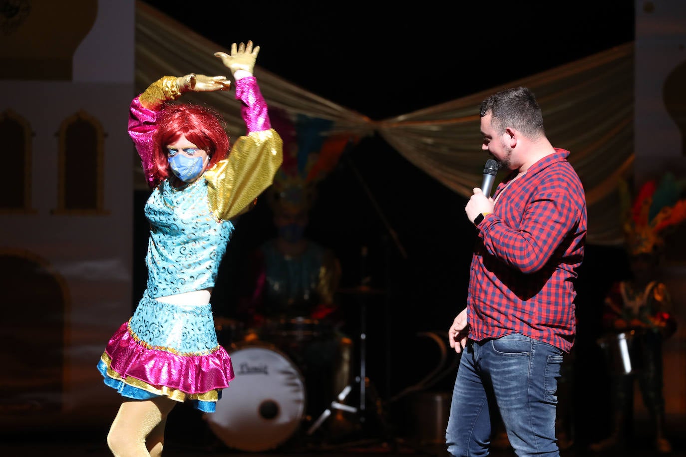 El público se entregó a las seis charangas que participaron ayer en el tradicional concurso en el Jovellanos. La Sardina bajó al escenario para bailar la 'Conga de Covadonga'