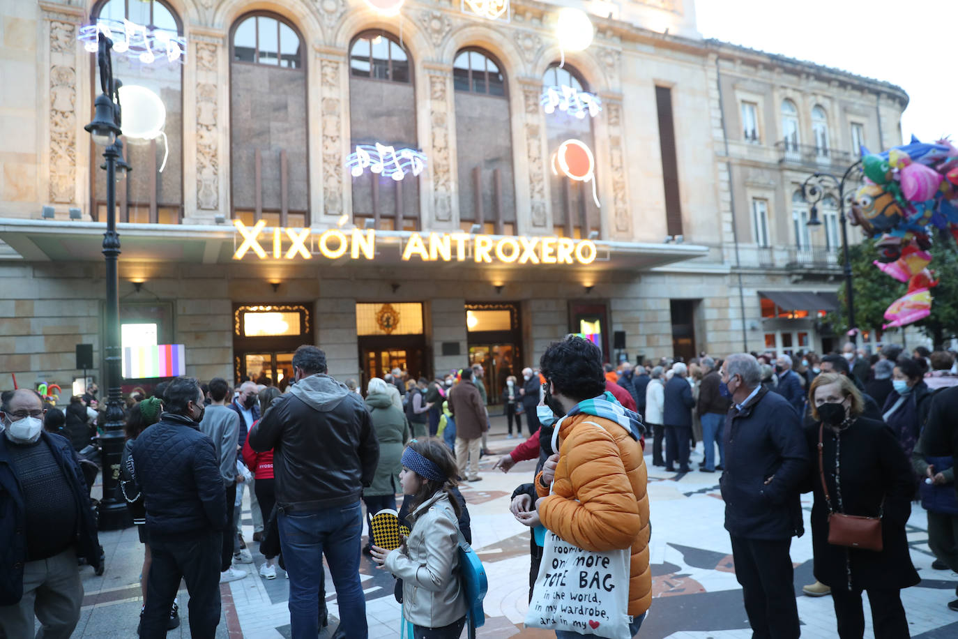 El público se entregó a las seis charangas que participaron ayer en el tradicional concurso en el Jovellanos. La Sardina bajó al escenario para bailar la 'Conga de Covadonga'